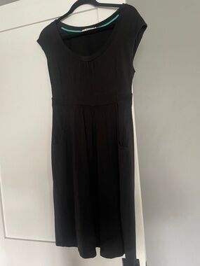 Boden Black Cap-Sleeve Midi Dress - Classic Everyday Style